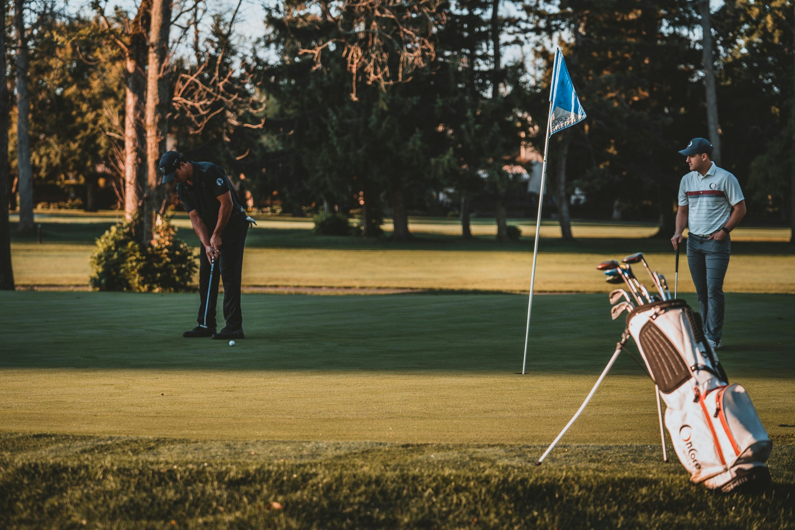 Varför fler amatörer borde spela med caddie